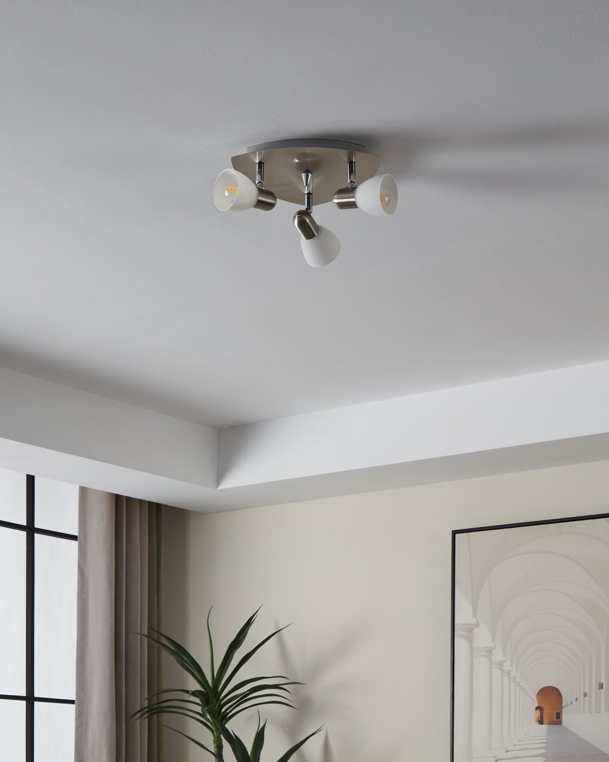 Même luminaire éteint vu en plongée depuis le sol, ambiance intérieure claire