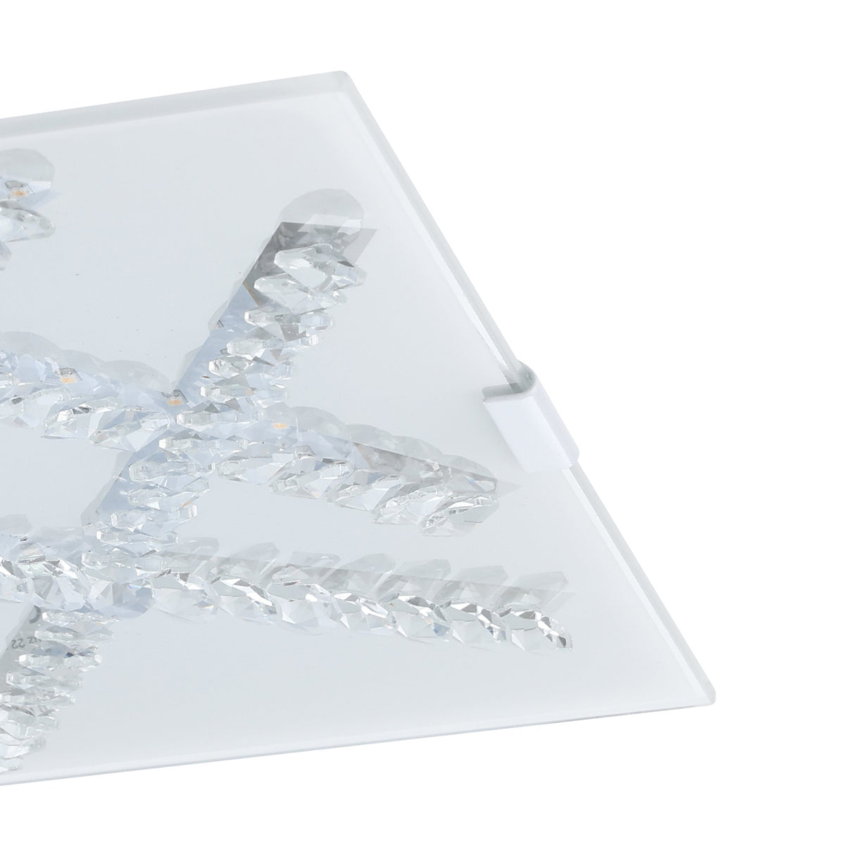 Détail de coin du plafonnier carré montrant les cristaux facettés et les leds