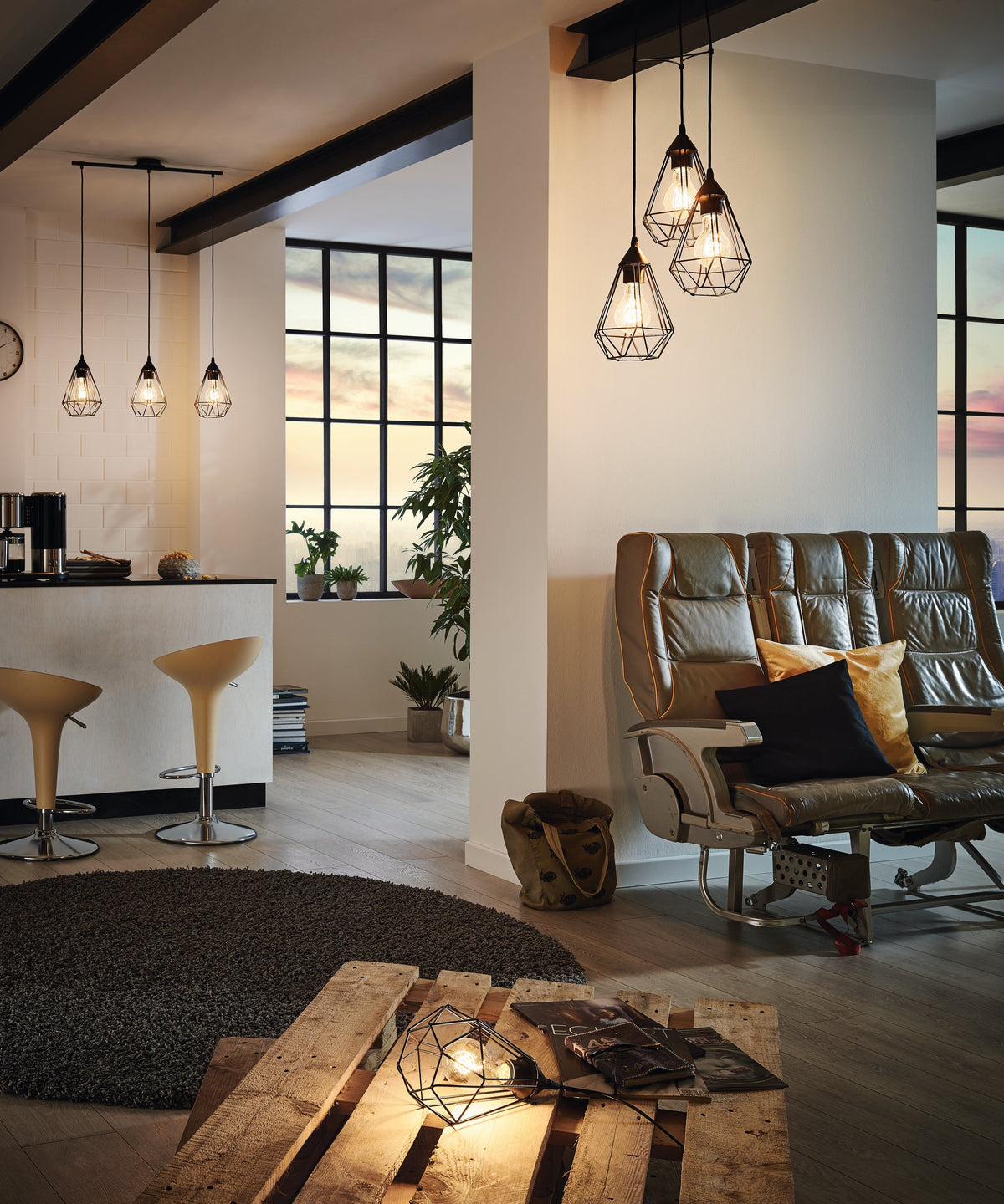 Mise en ambiance d'un salon industriel avec la suspension au-dessus de la table