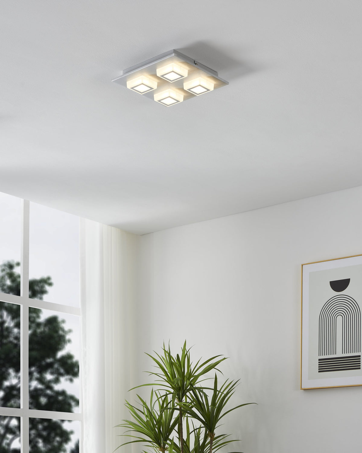 Mise en ambiance du luminaire allumé au plafond dans un salon clair