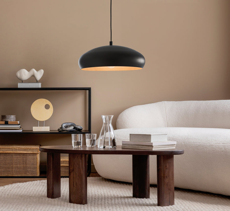 Mise en scène dans un salon beige, suspension au-dessus d'une table basse