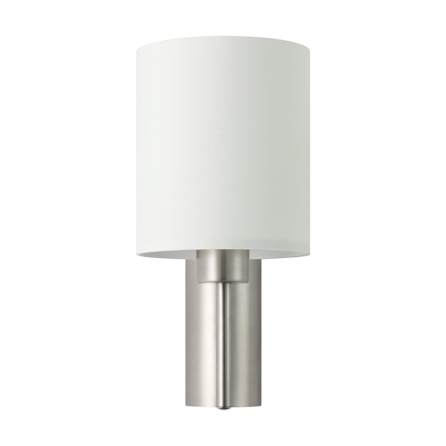 Produit isolé sur fond blanc, applique centrée avec abat-jour cylindrique blanc