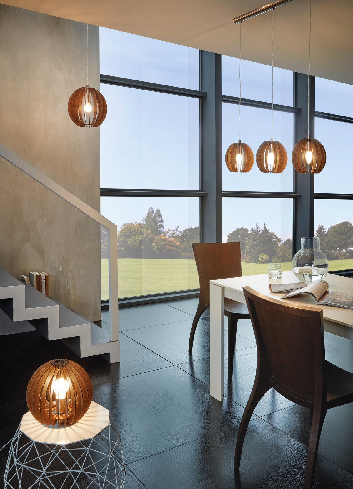 Intérieur contemporain avec lampes suspendues et modèle à poser sur table