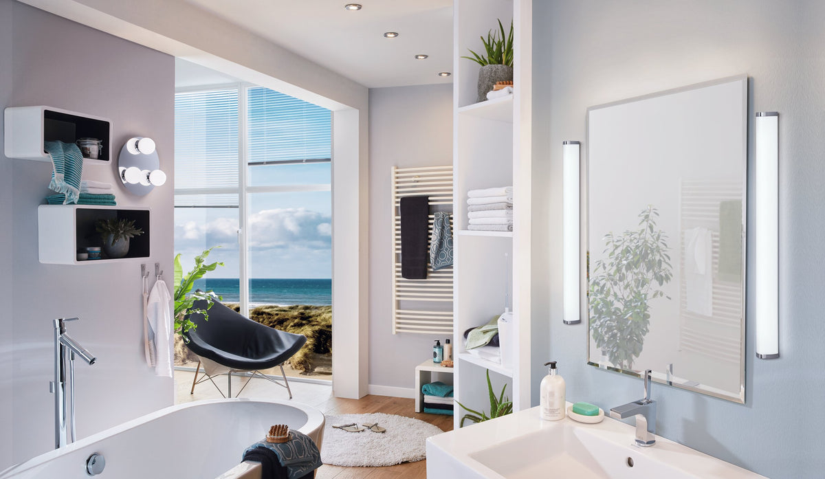 Vue d ensemble d une salle de bain avec spots encastrés au plafond
