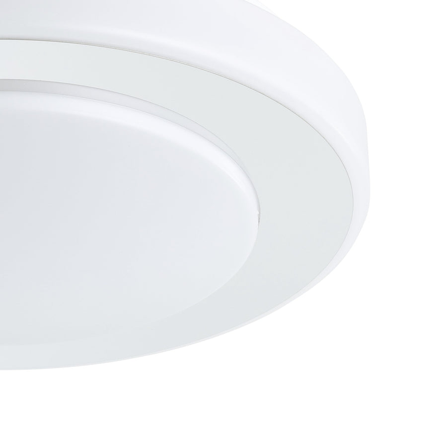 Gros plan sur la finition blanche et le bord arrondi du luminaire sans vis