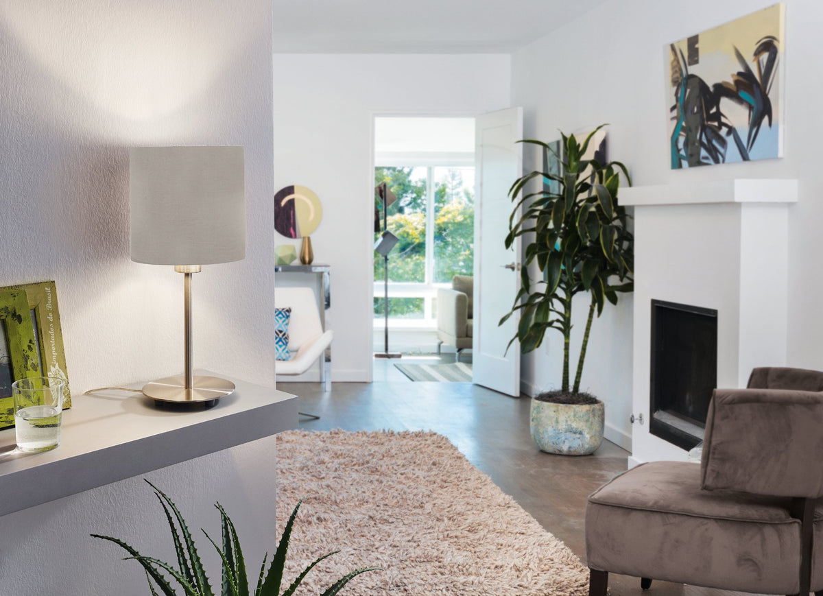 Mise en ambiance avec lampe allumée posée sur une console dans un salon moderne