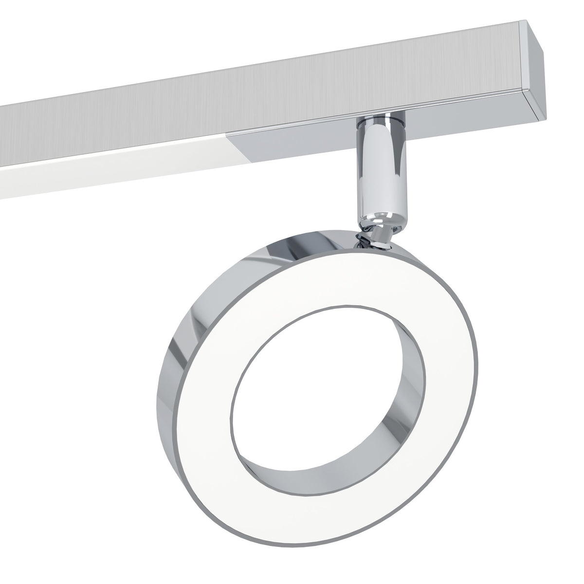 Gros plan sur un anneau chromé orientable et son diffuseur blanc, finition aluminium brossé.
