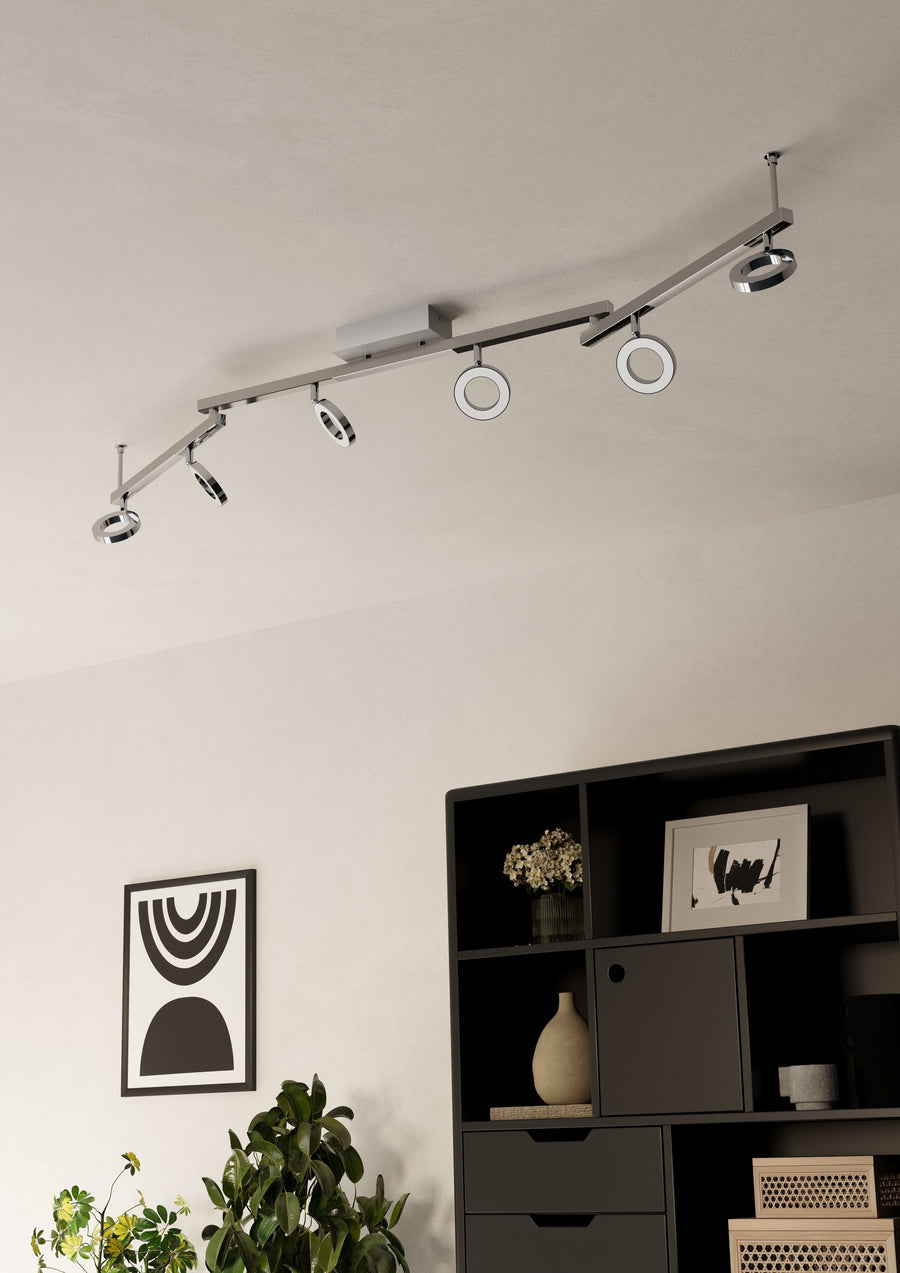 Spot allumé fixé au plafond au-dessus d'une bibliothèque noire