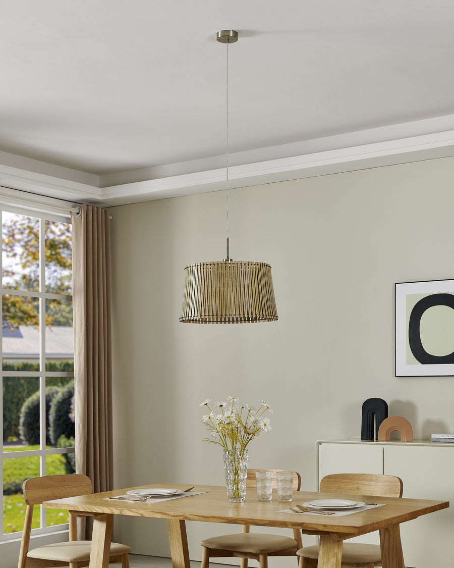Scène de salle à manger avec suspension en bois allumée au-dessus de la table dressée.