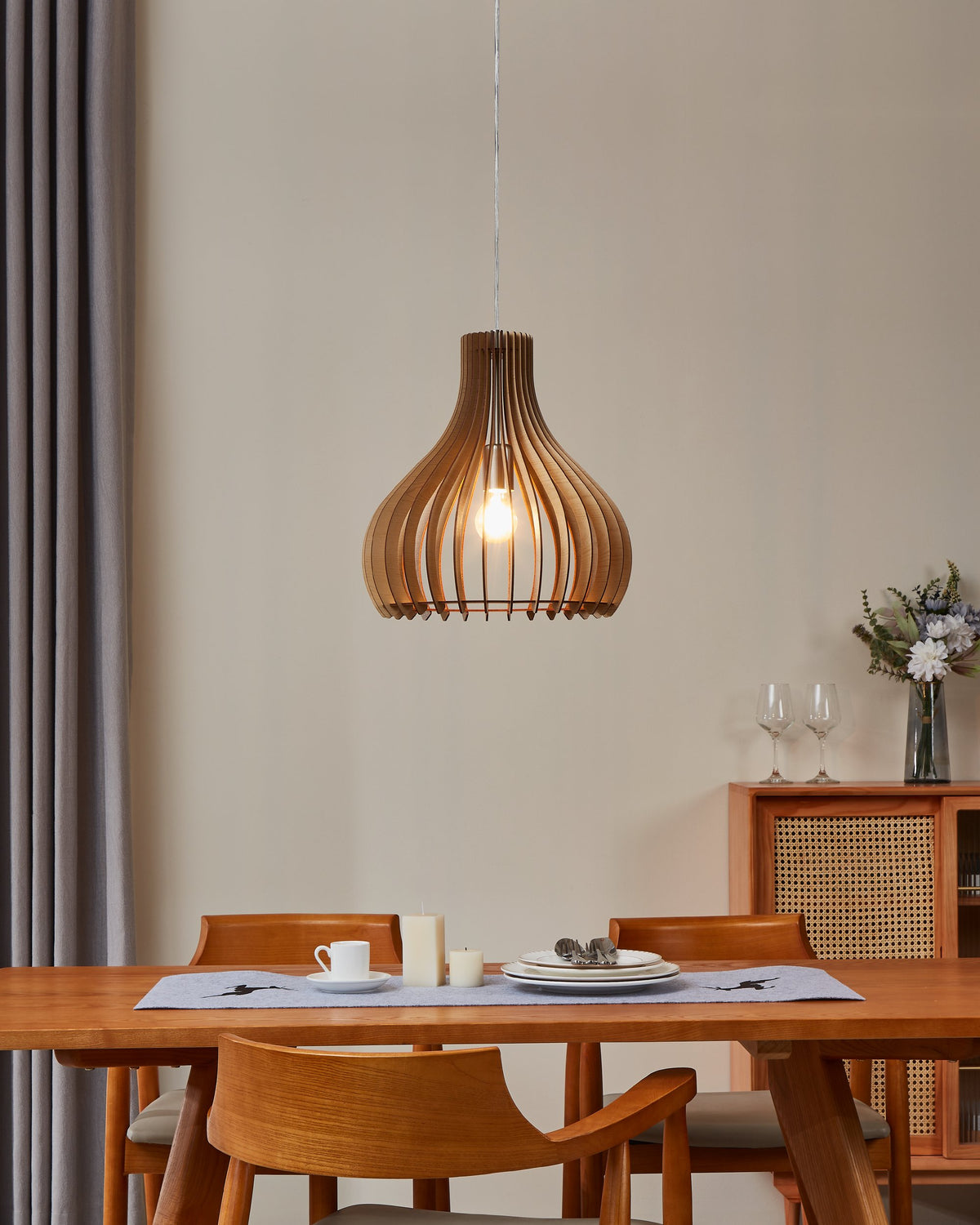 Mise en ambiance au-dessus d'une table en bois dans une salle à manger chaleureuse.