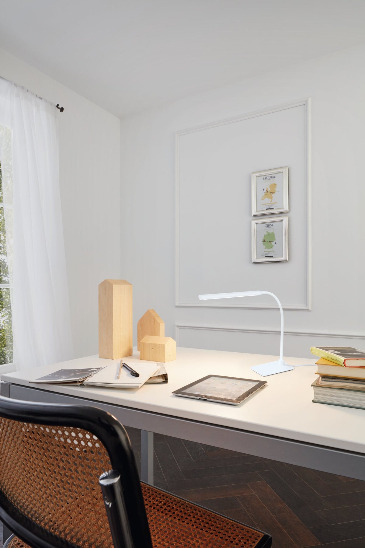 Mise en ambiance sur un bureau blanc dans un intérieur clair et épuré