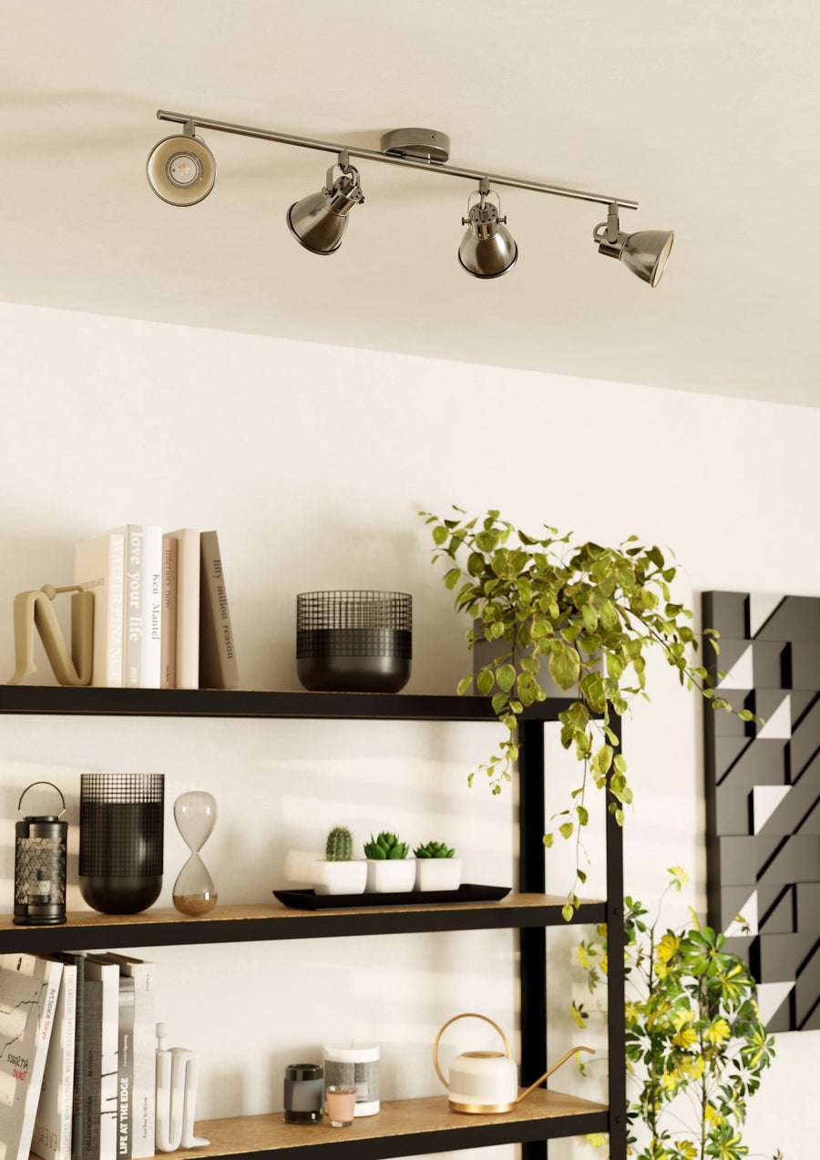 Vue en situation du luminaire fixé au plafond dans un intérieur moderne