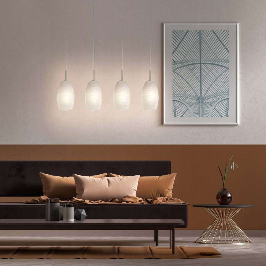 Mise en situation dans un salon contemporain, luminaire allumé au-dessus d'un canapé avec coussins