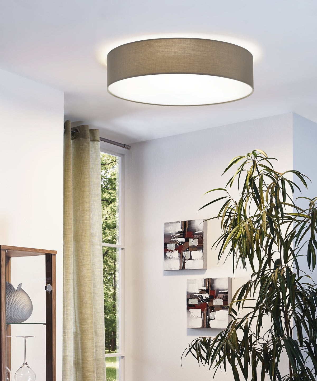 Mise en ambiance du plafonnier allumé dans un salon moderne près d'une fenêtre