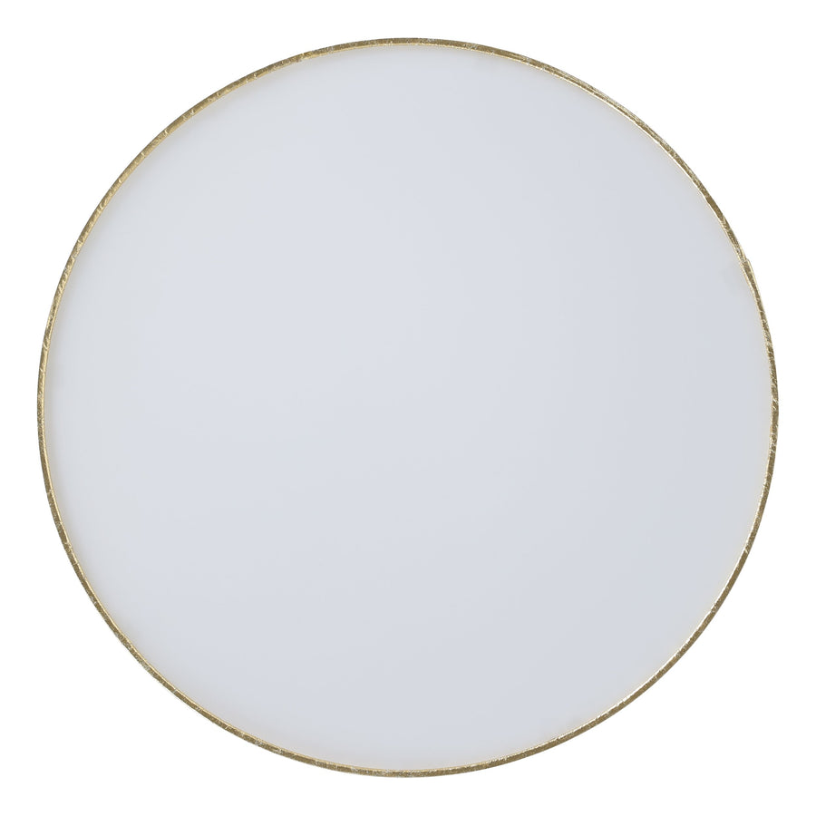Vue de dessous du luminaire, diffuseur blanc circulaire avec liseré doré fin.