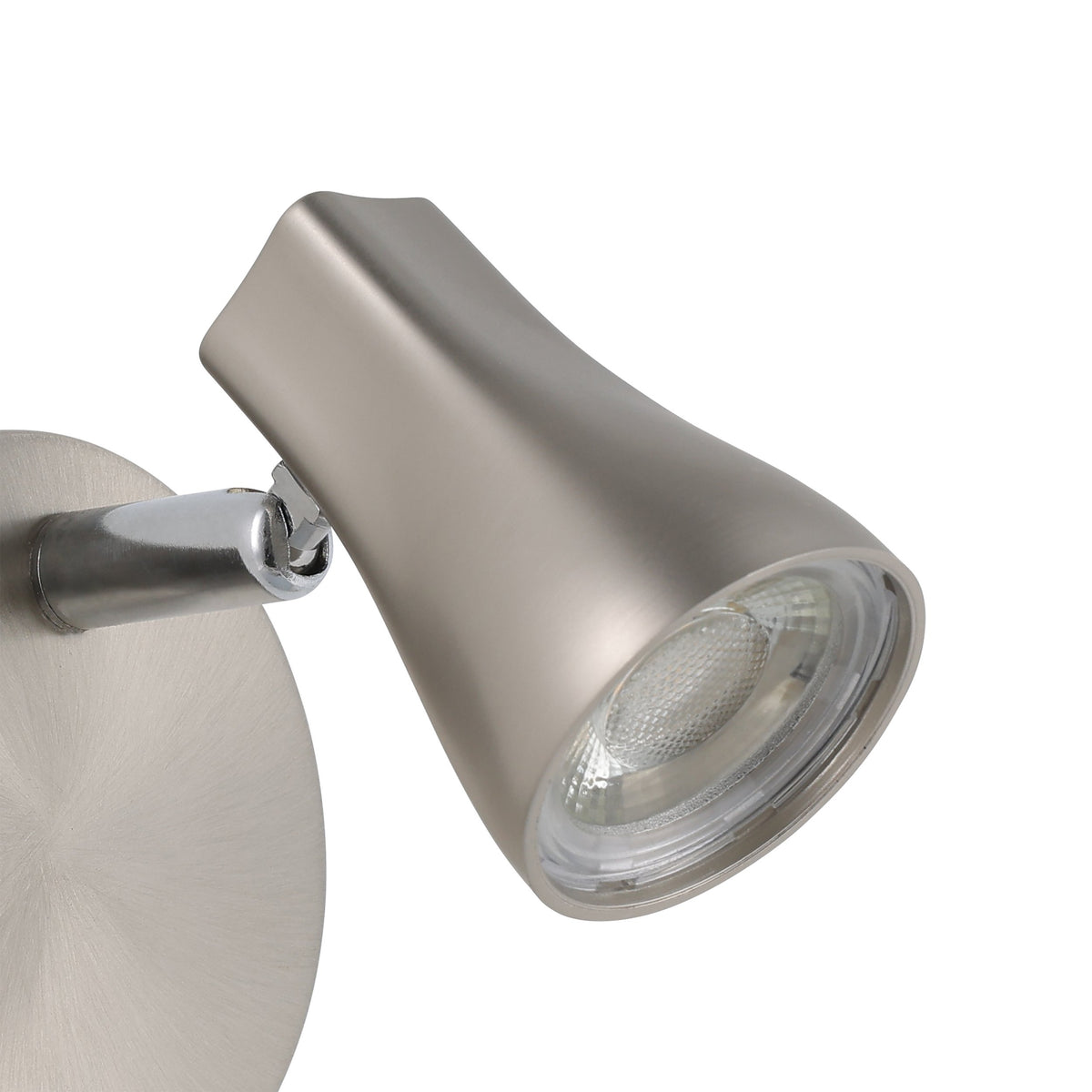 Détail de la finition brossée et de la lentille transparente du spot orientable