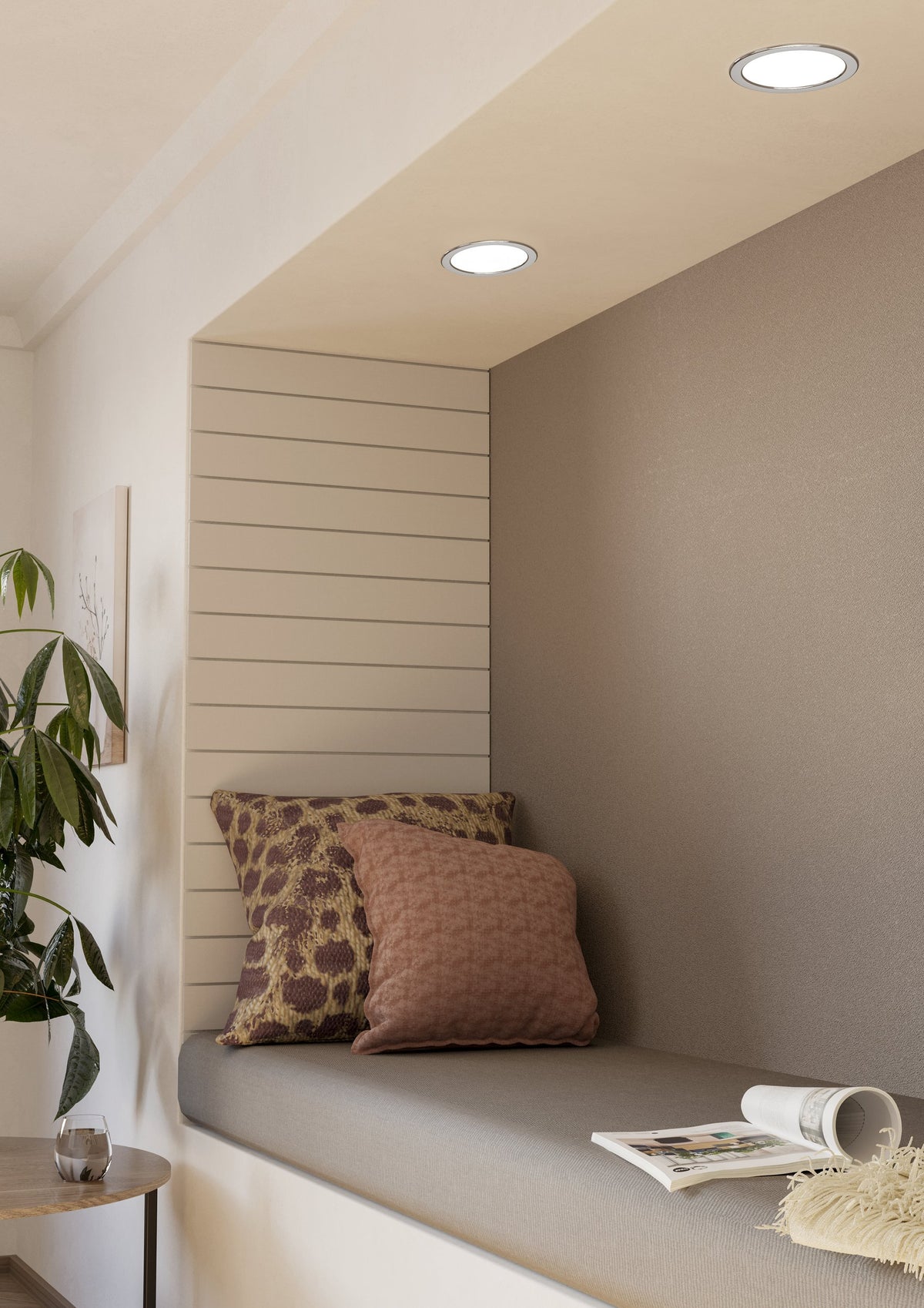 Mise en ambiance de deux spots encastrés au plafond d'une niche avec coussins