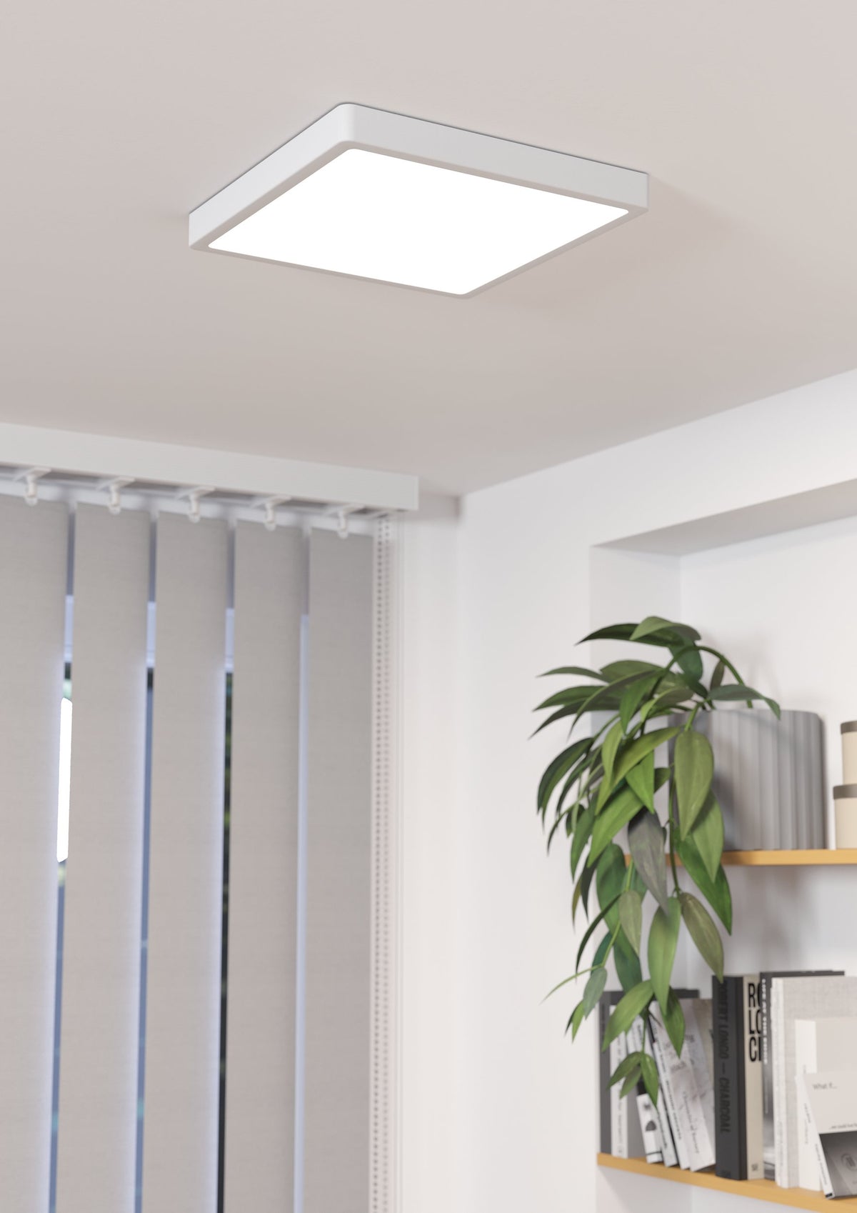Plafonnier blanc installé au plafond dans un intérieur clair avec rideaux et plante.