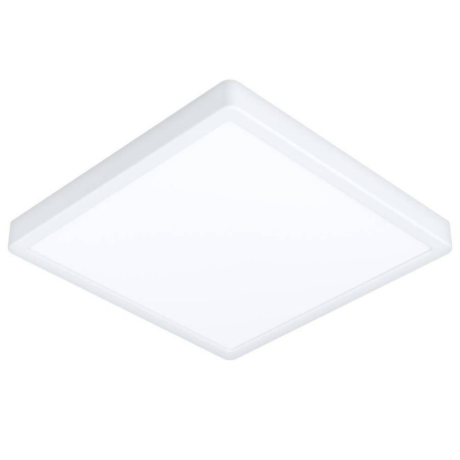 Vue de trois quarts du plafonnier carré blanc allumé, lumière uniforme
