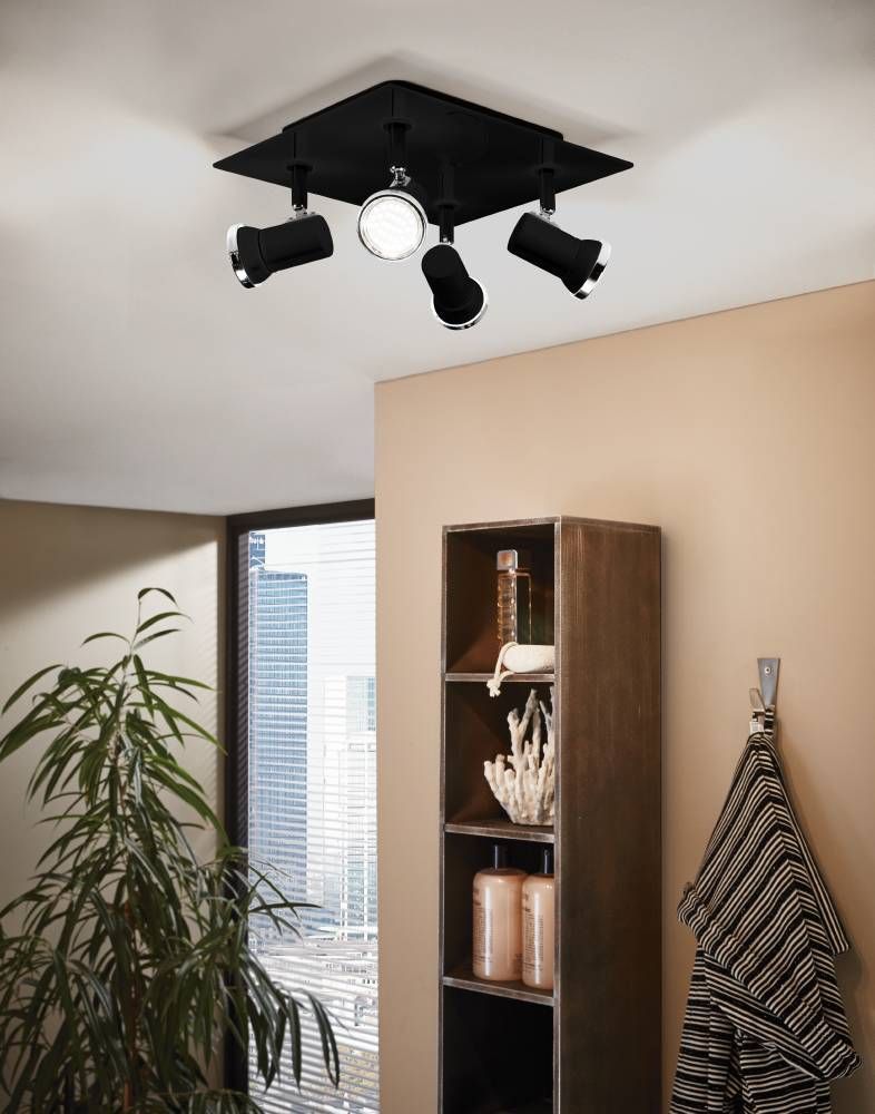 Luminaire installé au plafond dans un intérieur contemporain, près d'une fenêtre et d'une étagère