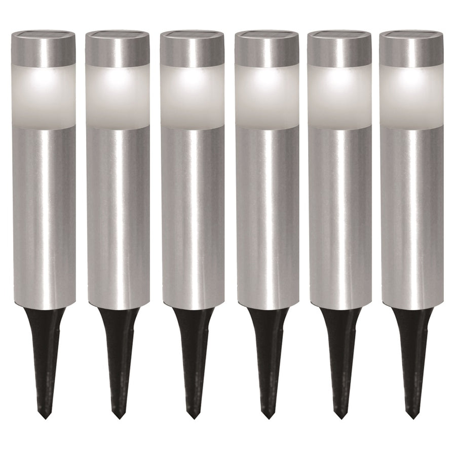 Six exemplaires de borne lumineuse solaire en inox alignés sur fond blanc.