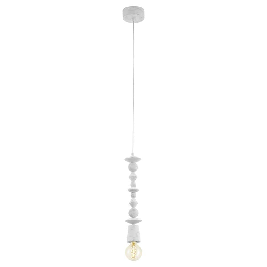 Suspension blanche en bois tourné, empilement de perles et disques sur fond blanc