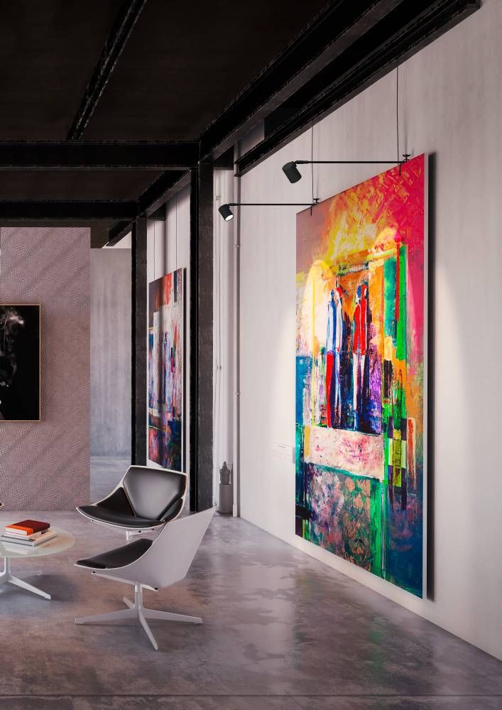Lampes noires orientables éclairant des tableaux colorés dans un intérieur au style industriel.