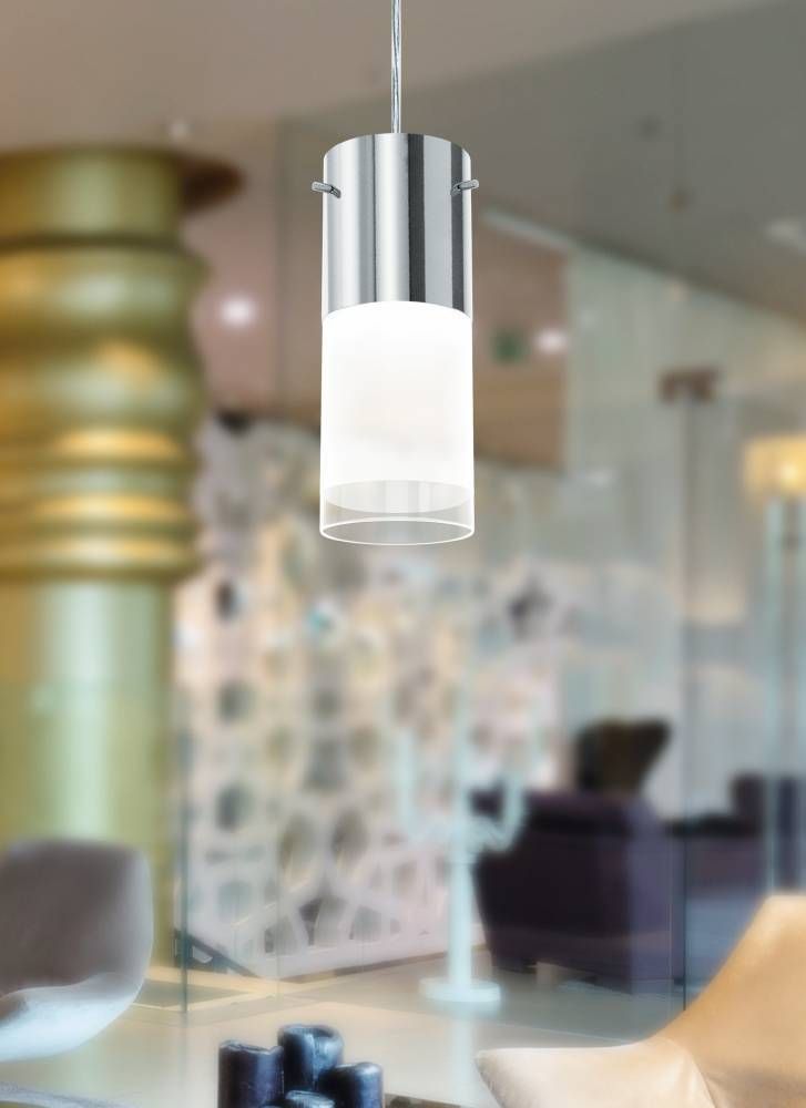 Mise en ambiance du luminaire suspendu dans un intérieur, cylindre chromé et diffuseur blanc