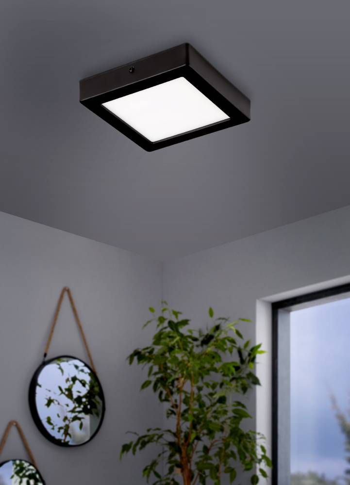 Luminaire carré fixé au plafond blanc, salon moderne avec plante et miroirs