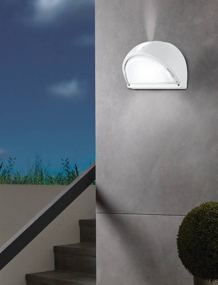 Mise en ambiance nocturne sur mur gris près d'un escalier extérieur