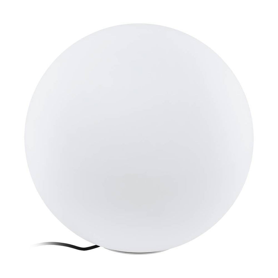 Sphère lumineuse blanche posée au sol, câble électrique visible sur fond blanc
