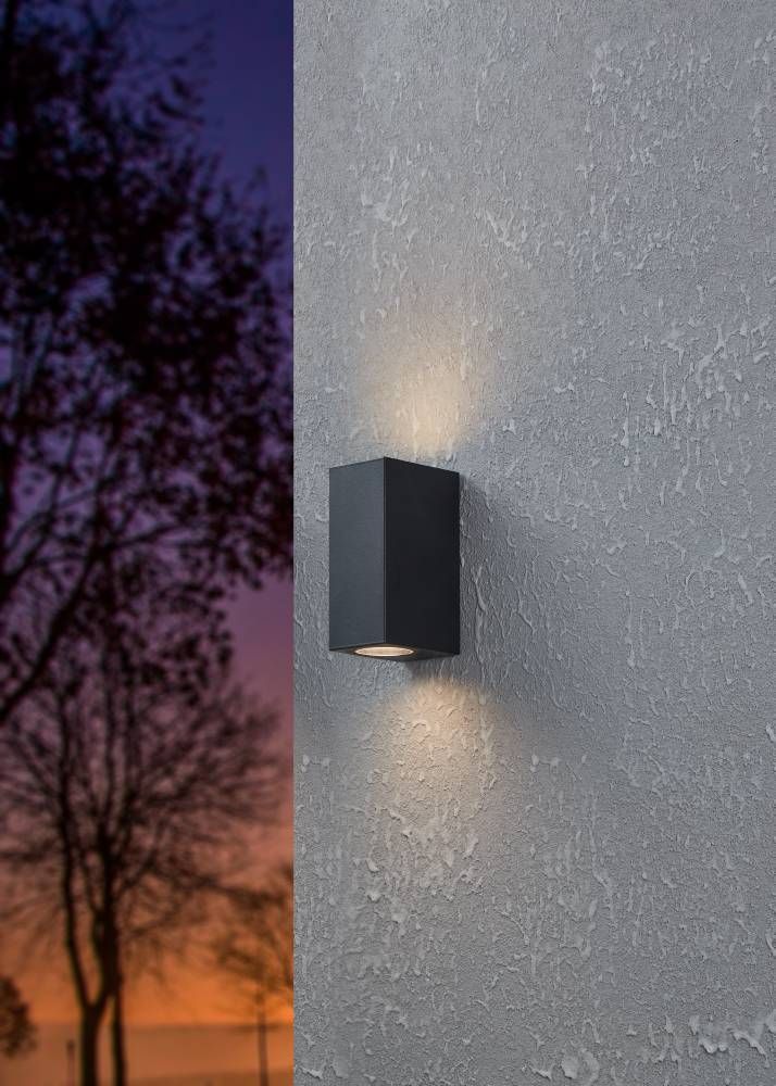 Mise en ambiance nocturne sur mur gris, éclairage haut et bas du luminaire