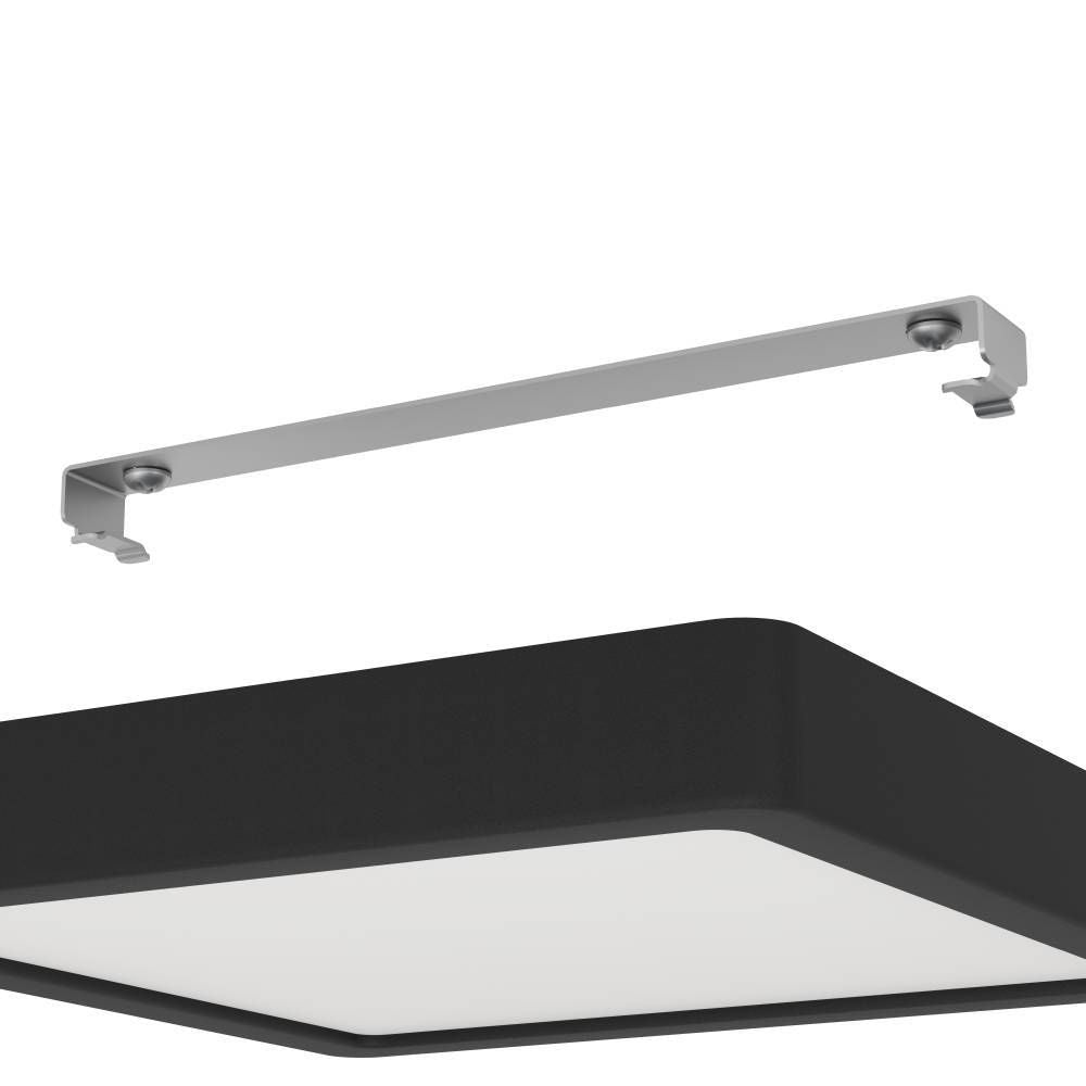 Détail du système de fixation : rail métallique avec pattes et vis, et bord du plafonnier