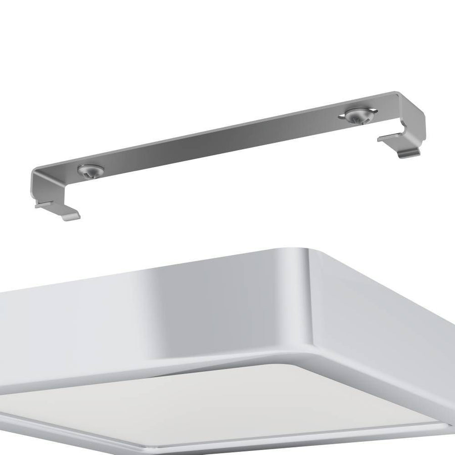 Détail du support de fixation métallique et du coin du luminaire chromé