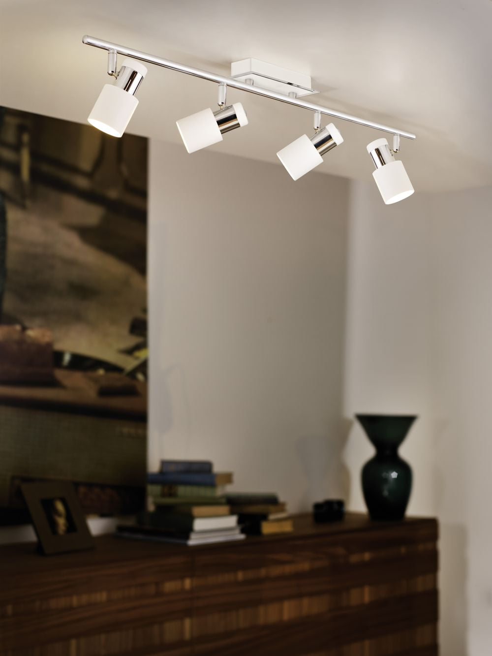 Mise en scène du spot plafonnier allumé, fixé au plafond au-dessus d'un meuble en bois.