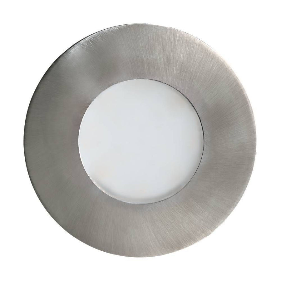 Luminaire rond vu de face, large anneau inox brossé et diffuseur blanc opalin