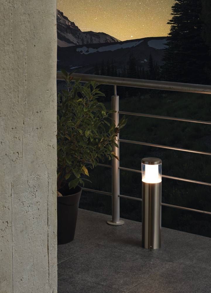 Mise en ambiance nocturne du lampadaire sur une terrasse en montagne