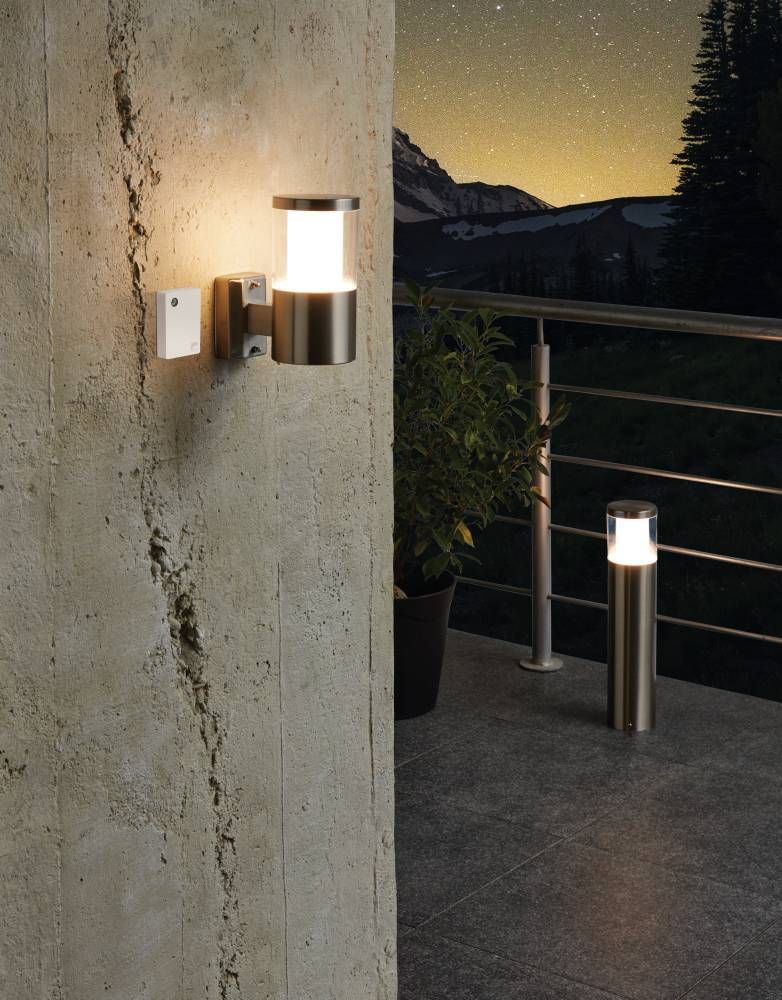 Vue d'une applique murale et d'un lampadaire allumé sur une terrasse