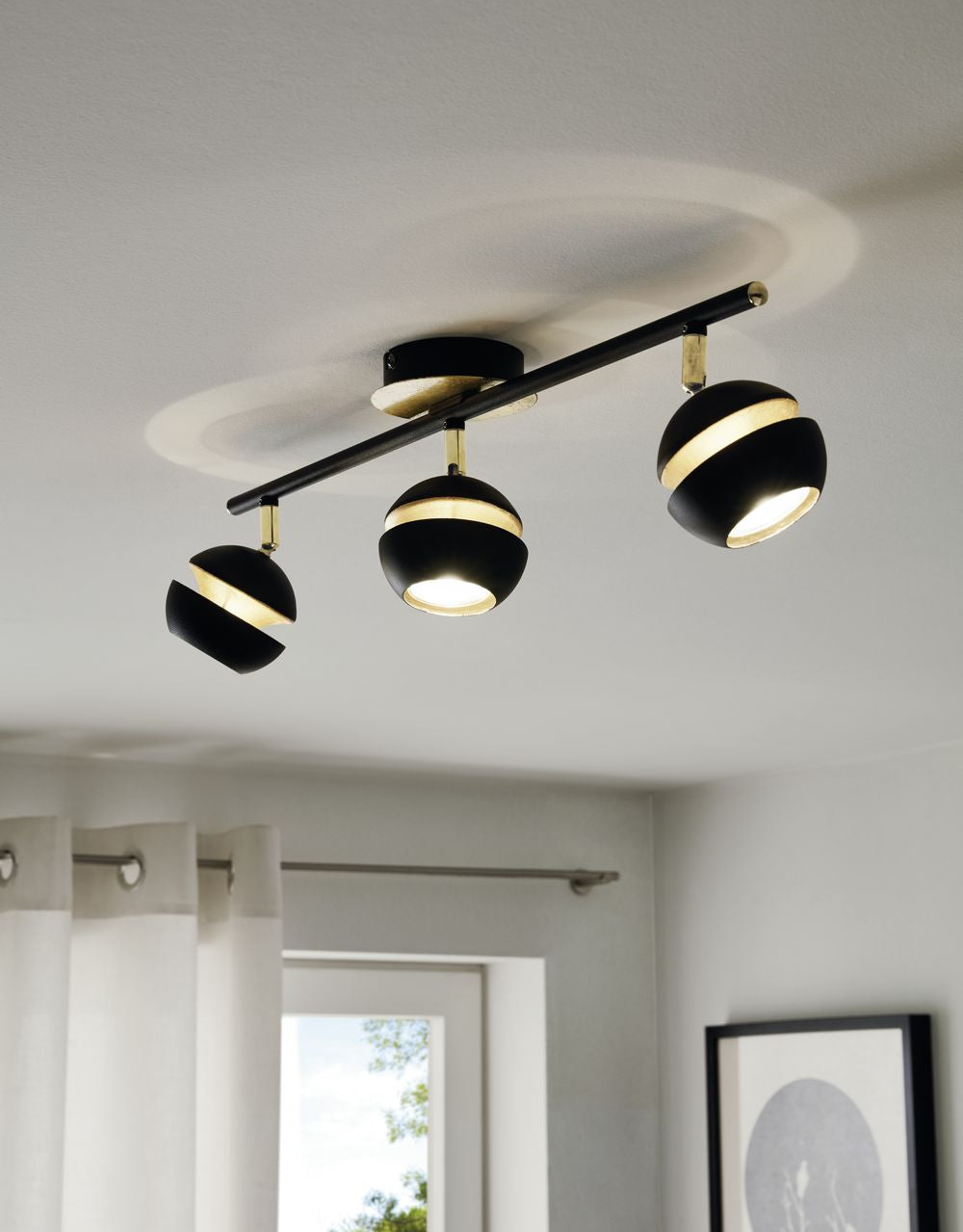 Mise en ambiance au plafond dans un intérieur clair avec rideaux