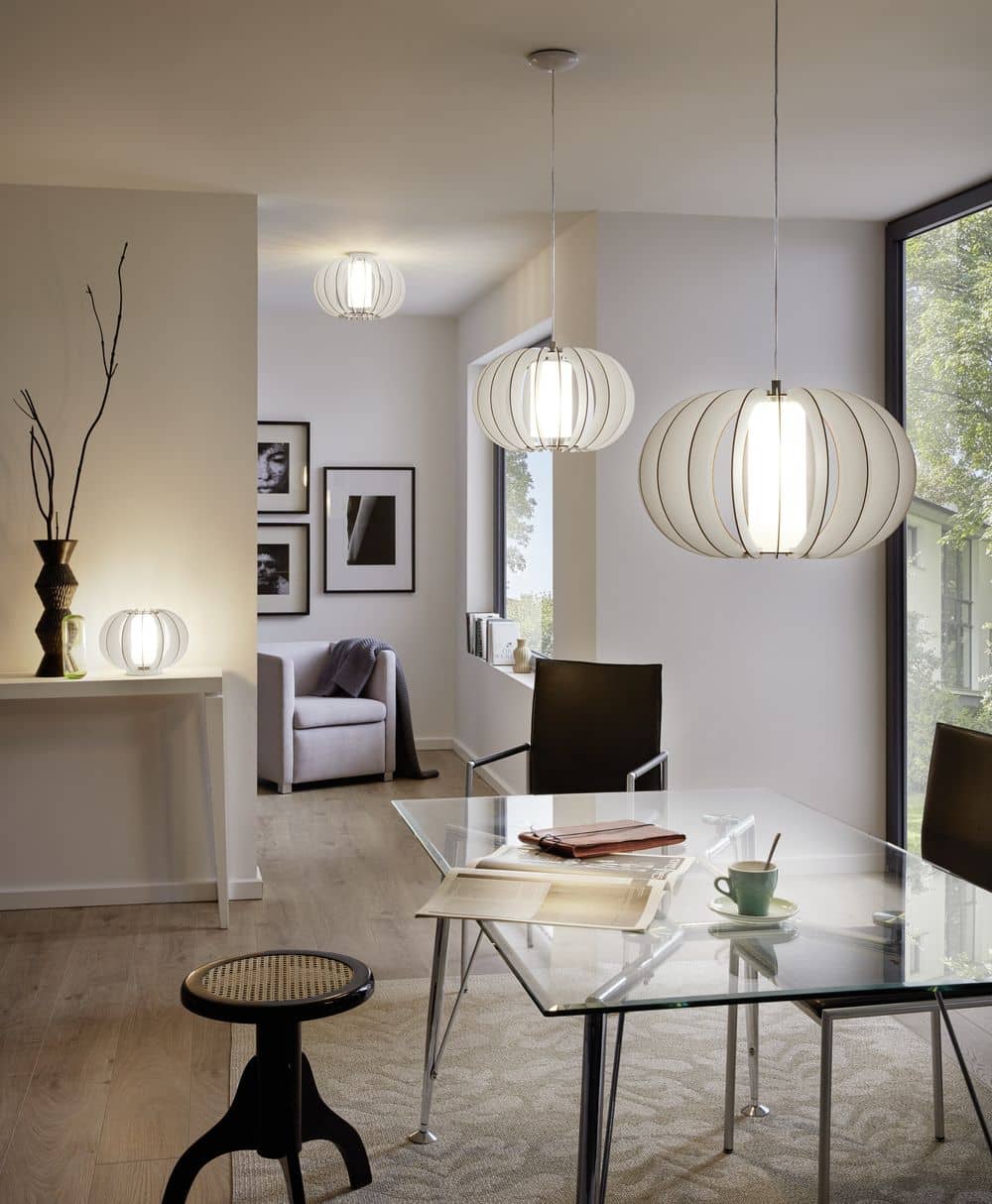 Mise en ambiance contemporaine : lampe posée sur console et grandes suspensions au plafond