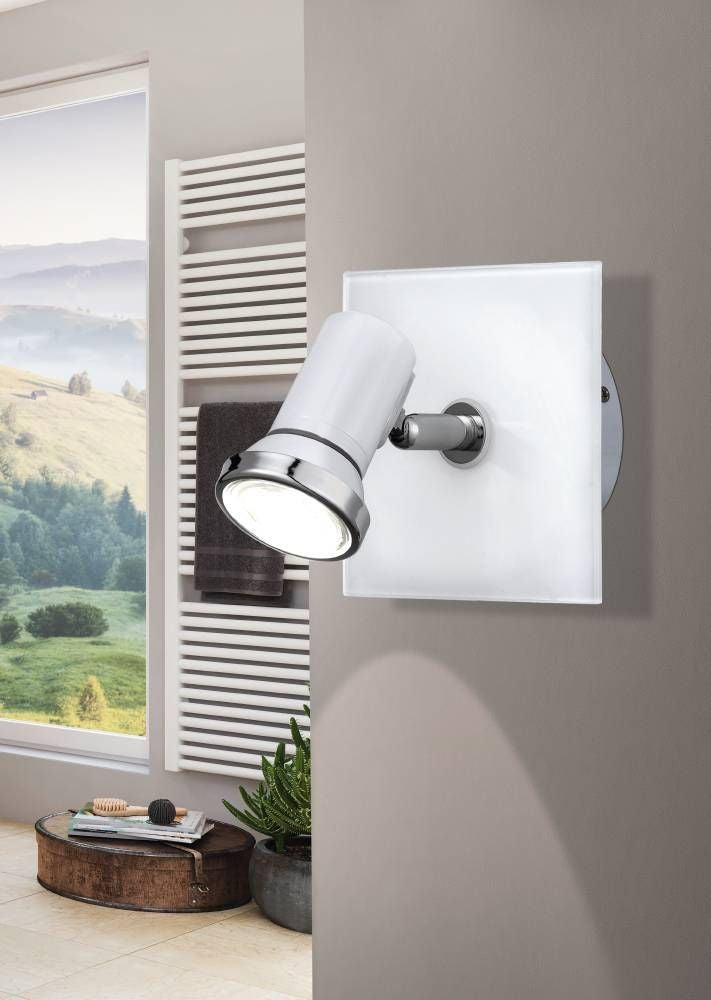 Mise en ambiance dans une salle de bain, spot orienté au-dessus d'un sèche-serviettes