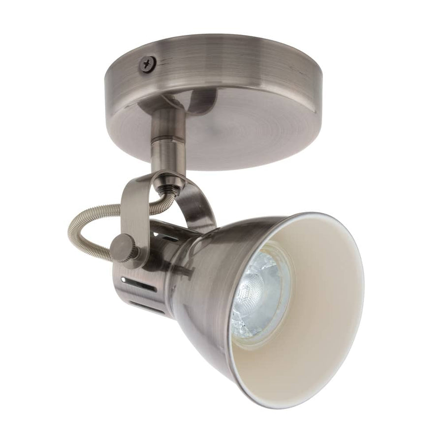 Spot orientable nickel brossé vu de trois quarts, réflecteur blanc et douille visible
