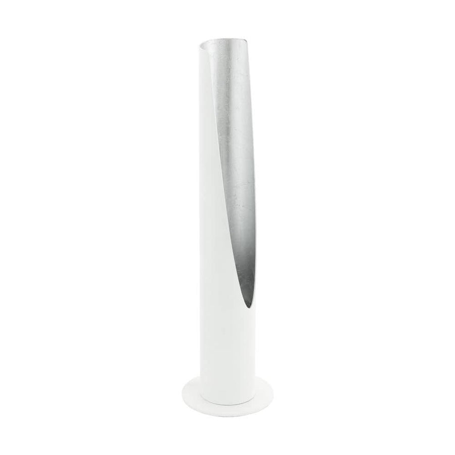 Lampe à poser cylindrique blanche, ouverture argentée en biseau, vue de face sur fond blanc.