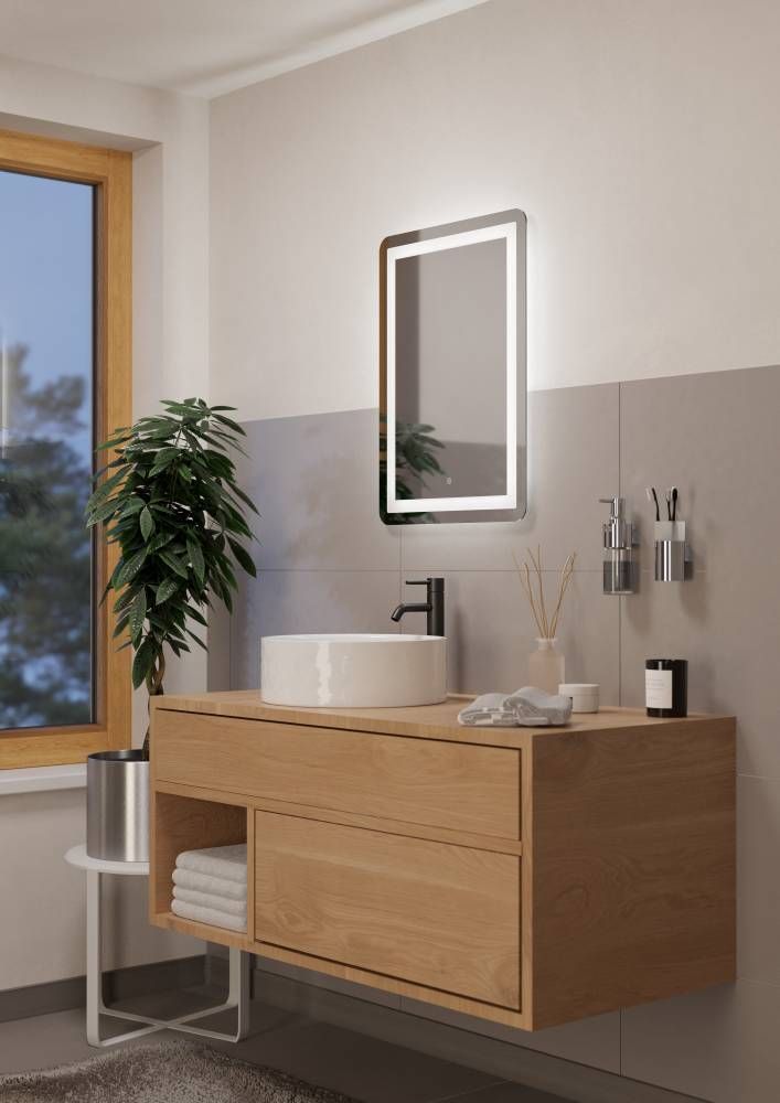 Mise en ambiance d'une salle de bain moderne, miroir mural allumé au-dessus d'un meuble vasque.