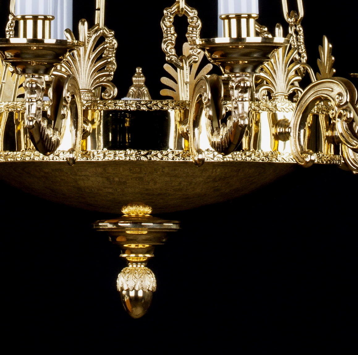 Détail de la coupelle dorée et de la pomme sculptée sous le lustre