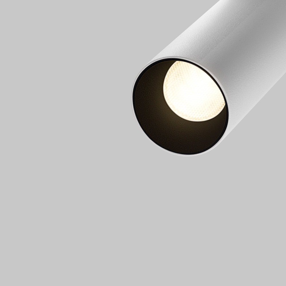 Gros plan sur la tête du projecteur blanc et son réflecteur noir éclairé