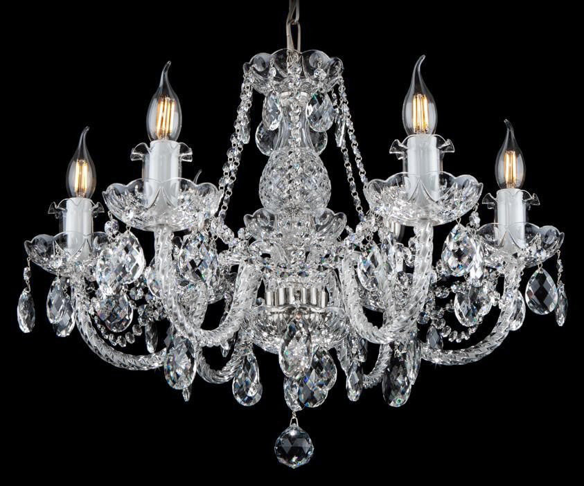 Autre angle du lustre entier montrant les six ampoules et les chaînettes de cristal.
