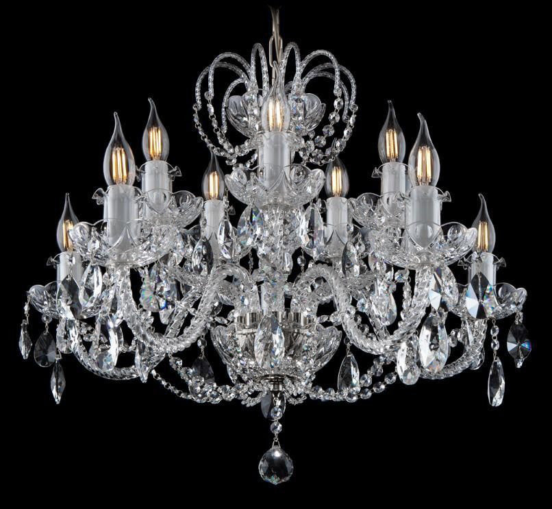 Vue de face du grand lustre de cristal, montrant sa silhouette ronde et ses nombreuses suspensions.