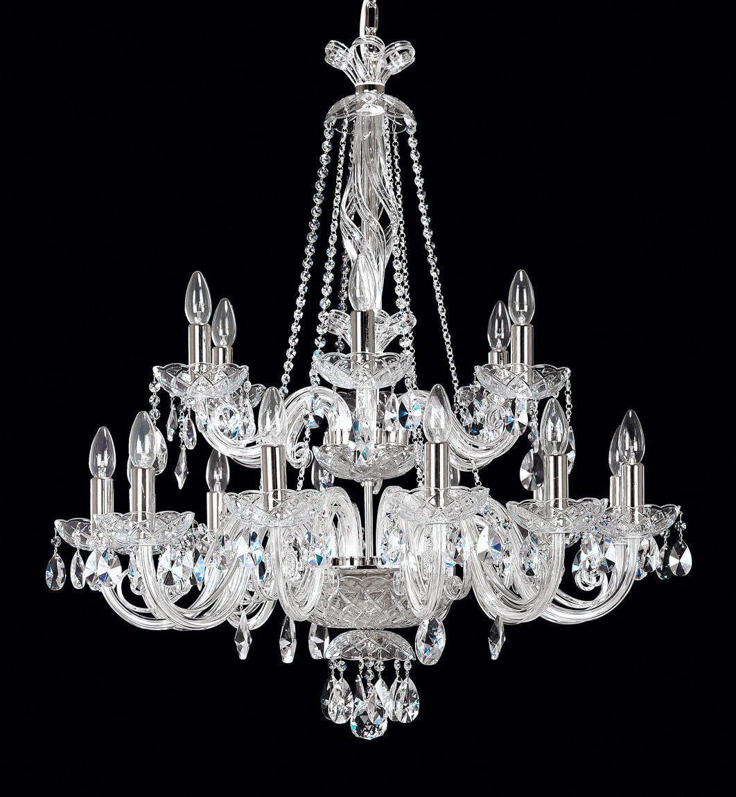 Vue entière du lustre cristal suspendu, présentant sa structure symétrique et ses nombreuses lumières.