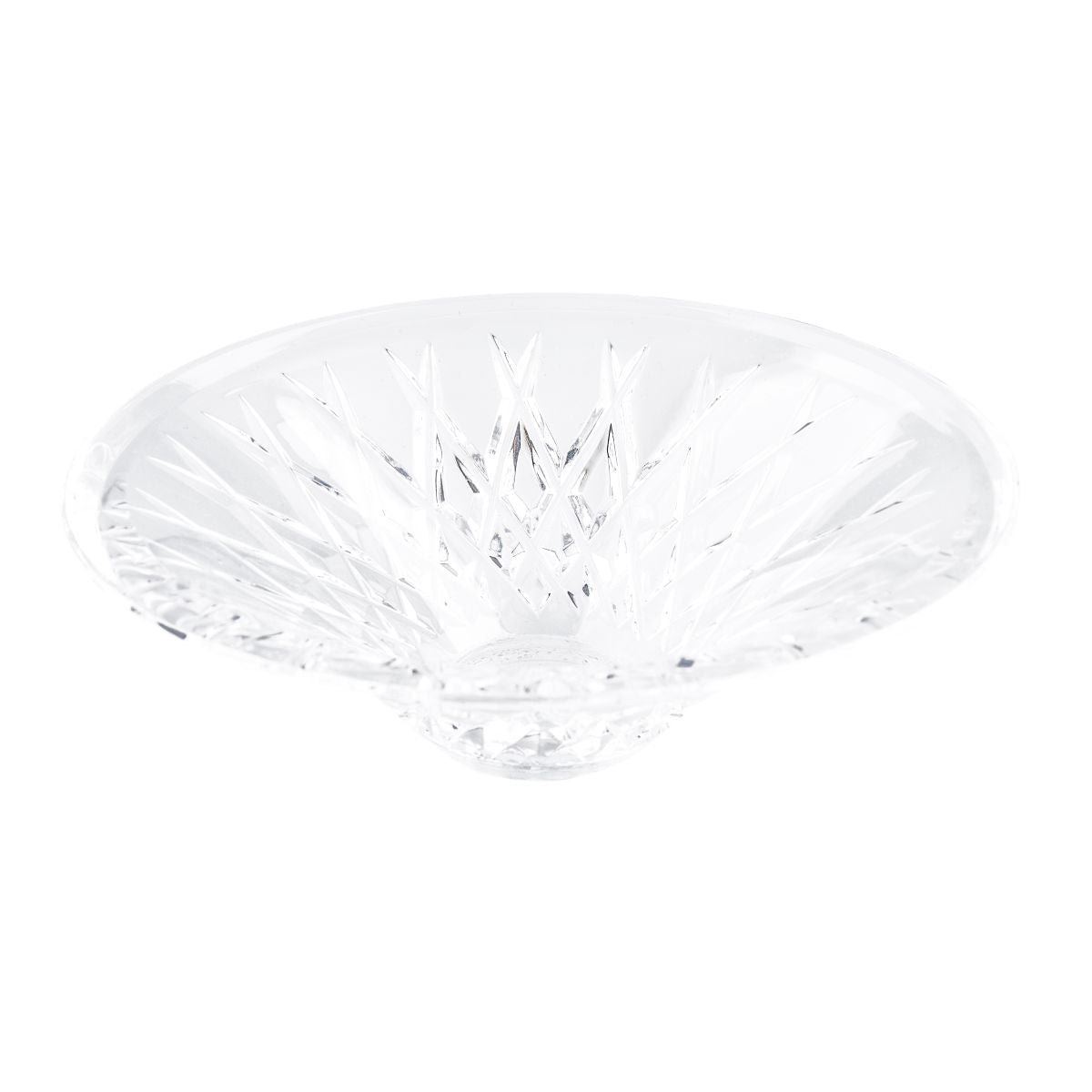 Détail d'une coupe en cristal taillé aux rayons étoilés convergeant vers le centre